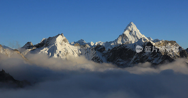 尼泊尔，Ama Dablam山和其他山脉从雾海中伸出来。